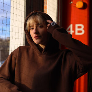 BLUZA BASIC CZEKOLADOWA